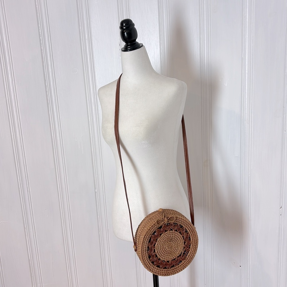 Hand-Woven Circular Rattan Crossbody Purse – Perfect for Summer - Picture 3 of 6